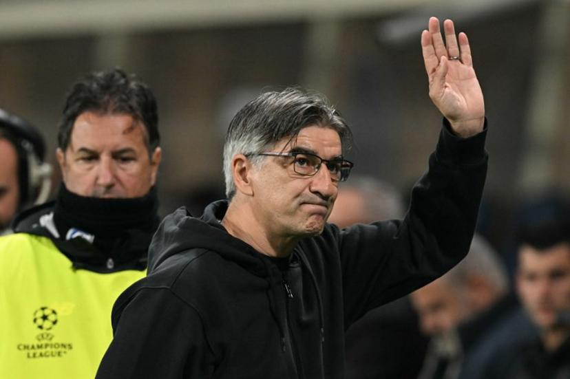 Atalanta's Croatian coach Ivan Juric waves to supporters before the UEFA Champions League phase day 3 football match between Atalanta and Slavia Praga at the Gewiss stadium in Bergamo, on October 22, 2025.   Stefano RELLANDINI / AFP