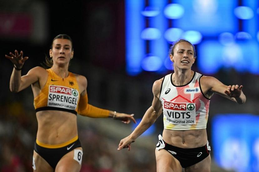 Belgium's Noor Vidts (R) crosses the finish line to arrive first past Germany's Sandrina Sprengel  in the women's heptathlon 200m heat 1 during the European Athletics Championships at Alexander Stadium in Birmingham on August 14, 2026.  Paul ELLIS / AFP