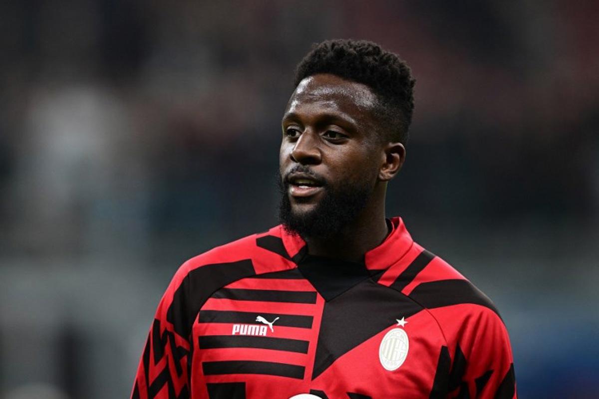 AC Milan's Belgian forward Divock Origi warms up prior to the UEFA Champions League Group E football match between AC Milan and RB Salzburg on November 2, 2022 at the San Siro stadium in Milan.  MIGUEL MEDINA / AFP