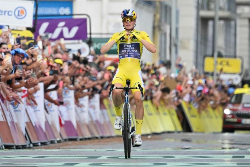 FDJ-SUEZ's Dutch rider Demi Vollering, wearing the overall leader's yellow jersey, celebrates as she crosses the finish line to win the 9th and final stage of the fifth edition of the Women's Tour de France cycling race, 99.2 km from Nice to Nice, southeastern France on August 9, 2026.  NICOLAS TUCAT / AFP