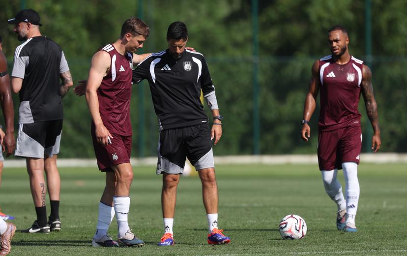 Anderlecht's Danylo Sikan and Anderlecht's head coach Vitor Bruno pictured during a training session of Belgian first division soccer team RSC Anderlecht, on Thursday 25 June 2026 in Anderlecht, in preparation of the upcoming 2026-2027 Belgian first division soccer season. BELGA PHOTO VIRGINIE LEFOUR