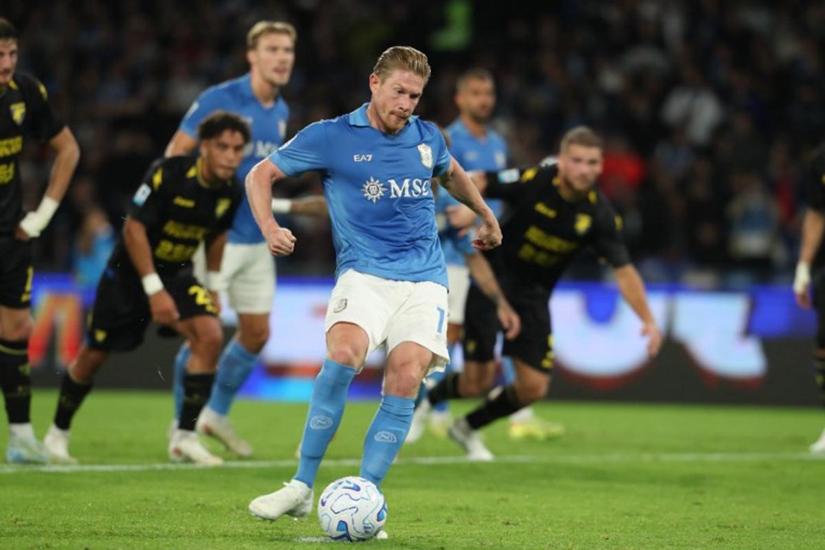 Napoli's Belgian midfielder #11 Kevin De Bruyne kicks and scores a penalty during the Italian Serie A football match between Napoli and Frosinone Calcio at the Diego Armando Maradona Stadium in Naples, on October 10, 2026.  CARLO HERMANN / AFP