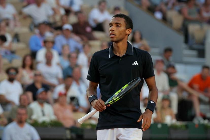 Canada's Felix Auger-Aliassime reacts to a point against Germany's Daniel Altmaier during their men's singles match on day 3 of the French Open tennis tournament on Court Suzanne-Lenglen at the Roland-Garros Complex in Paris on May 26, 2026.  Thomas SAMSON / AFP