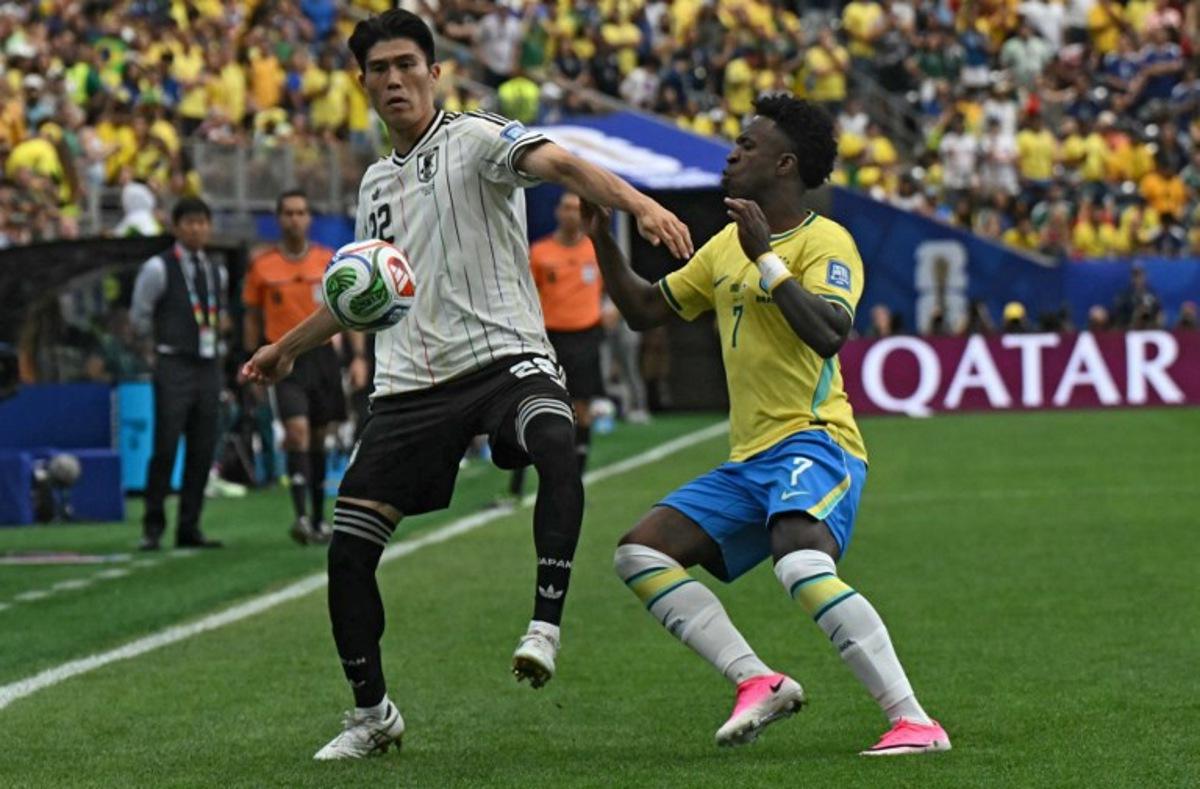Brazil's forward #22 Gabriel Martinelli (L) fights for the ball with Japan's goalkeeper #12 Keisuke Osako (R) at the Houston Stadium in Houston on June 29, 2026.   RONALDO SCHEMIDT / AFP