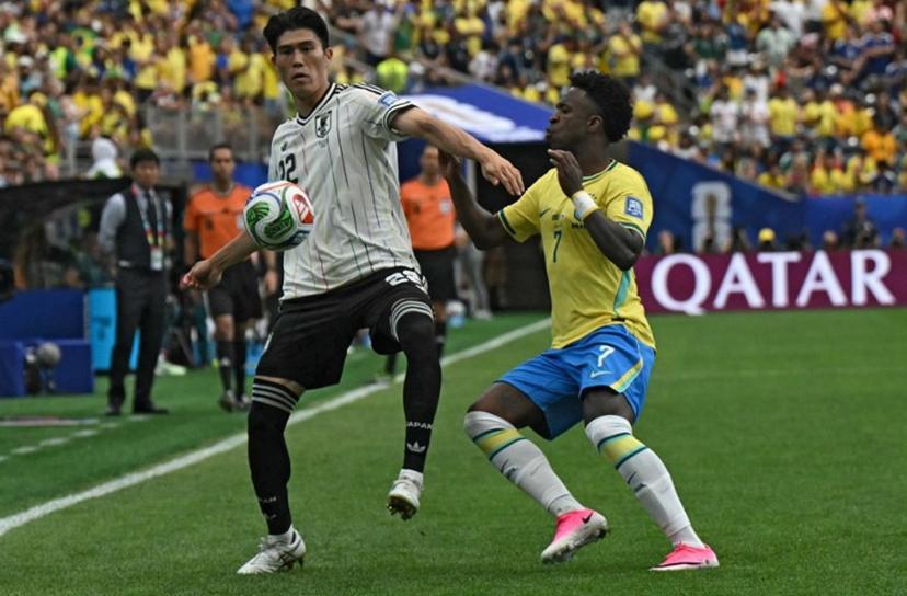 Brazil's forward #22 Gabriel Martinelli (L) fights for the ball with Japan's goalkeeper #12 Keisuke Osako (R) at the Houston Stadium in Houston on June 29, 2026.   RONALDO SCHEMIDT / AFP