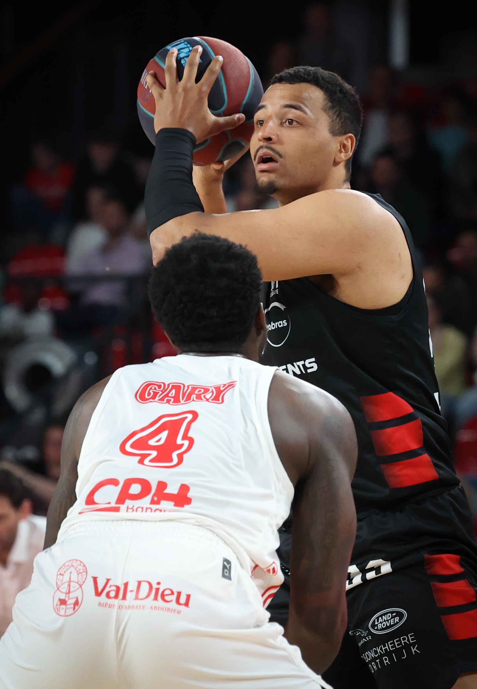 Spirou's Juwan Gary and Kortrijk's Sam Hofman fight for the ball during a basketball match between Spirou Charleroi and House of Talents Spurs Kortrijk, Sunday 19 April 2026 in Charleroi, on day 30 of the 'BNXT League' Belgian and Dutch first division basket championships. BELGA PHOTO VIRGINIE LEFOUR