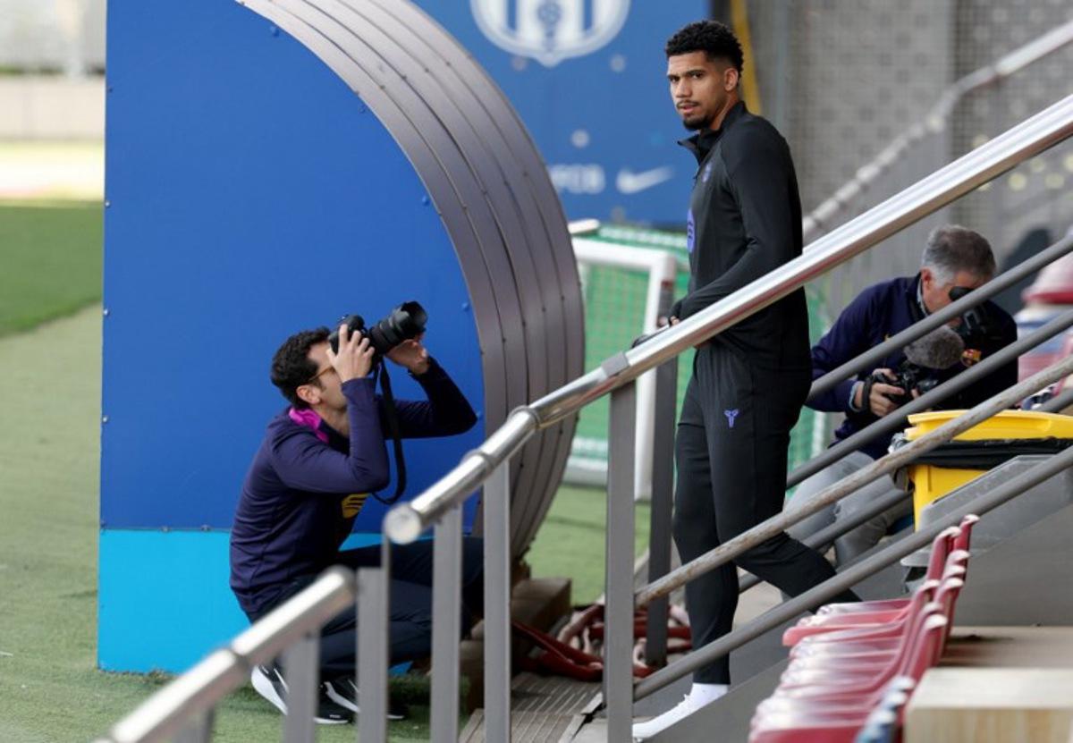 Barcelona's Uruguayan defender #04 Ronald Federico Araujo da Silva arrives to take part in a training session on the eve of their UEFA Champions League, league phase day 5 football match against Chelsea at the Joan Gamper training ground in Sant Joan Despi, near Barcelona, on November 24, 2025.  Lluis GENE / AFP