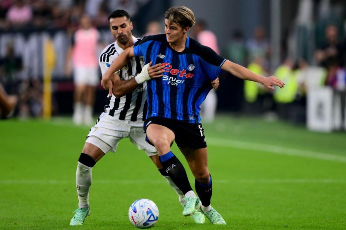 Juventus' Turkish defender #2 Zeki Celik fights for the ball with Atalanta's Belgian forward #17 Charles De Ketelaere during the Italian Serie A football match between Juventus and Atalanta at the Allianz stadium in Turin, on September 20, 2026.  Marco Bertorello / AFP
