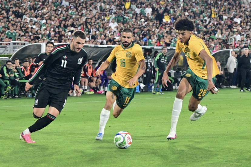 Mexico's forward #11 Santiago Gimenez vies for the ball with Australia's defender #16 Aziz Behich and Australia's defender #26 Lucas Herrington during a friendly football match between Mexico and Australia at The Rose Bowl in Pasadena, California, on May 30, 2026.   Frederic J. Brown / AFP