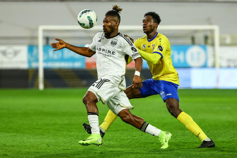 Eupen's Ade Oguns28 Beveren's Abdul Aziz Ouedraogo fight for the ball during a soccer match between SK Beveren and KAS Eupen, Friday 04 April 2025 in Beveren-Waas, on day 28 of the 2024-2025 'Challenger Pro League' 1B second division of the Belgian championship. BELGA PHOTO DAVID PINTENS