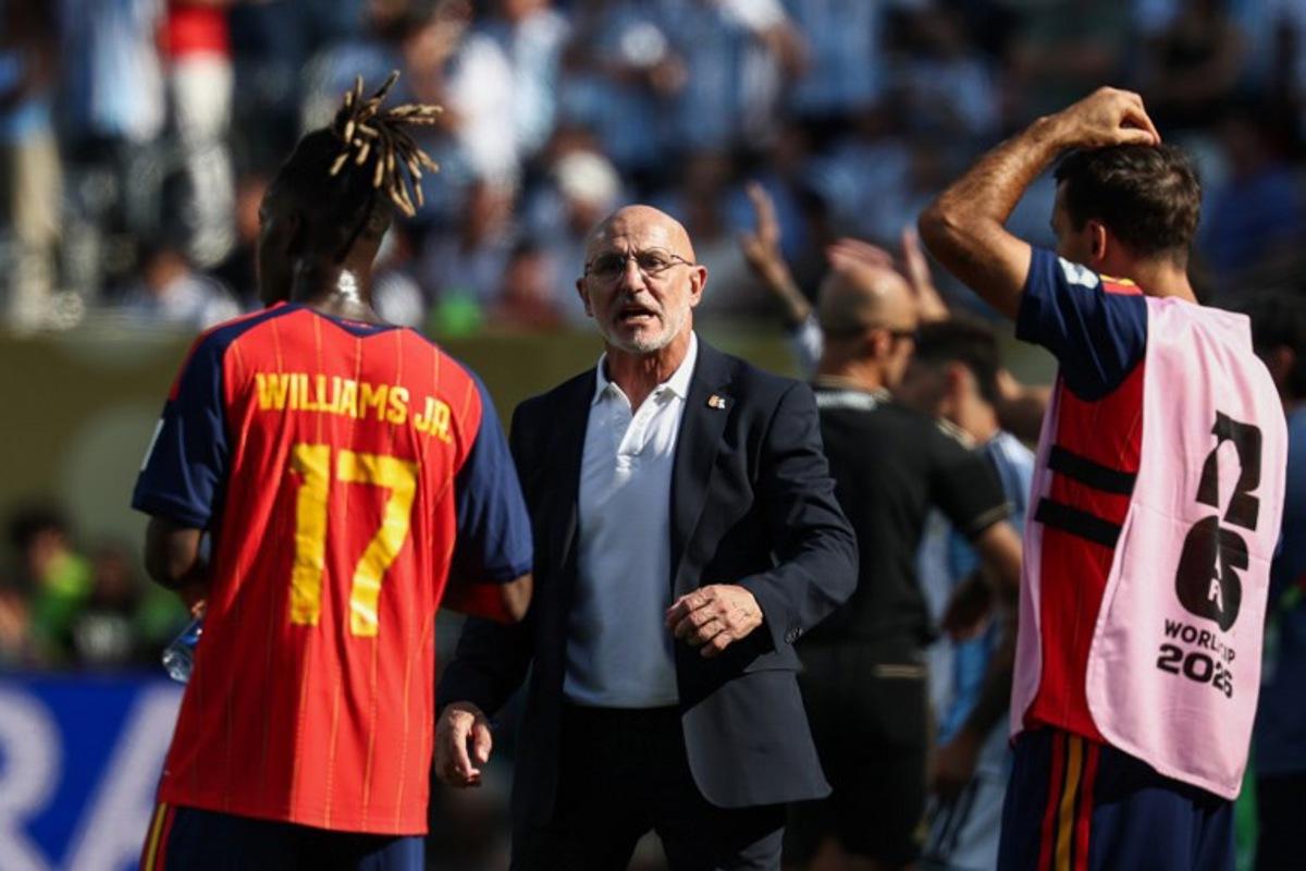 Spain's head coach Luis de la Fuente speaks to forward #17 Nico Williams during the 2026 World Cup football tournament final match between Spain and Argentina at the New York/New Jersey Stadium in East Rutherford on July 19, 2026.   FRANCK FIFE / AFP