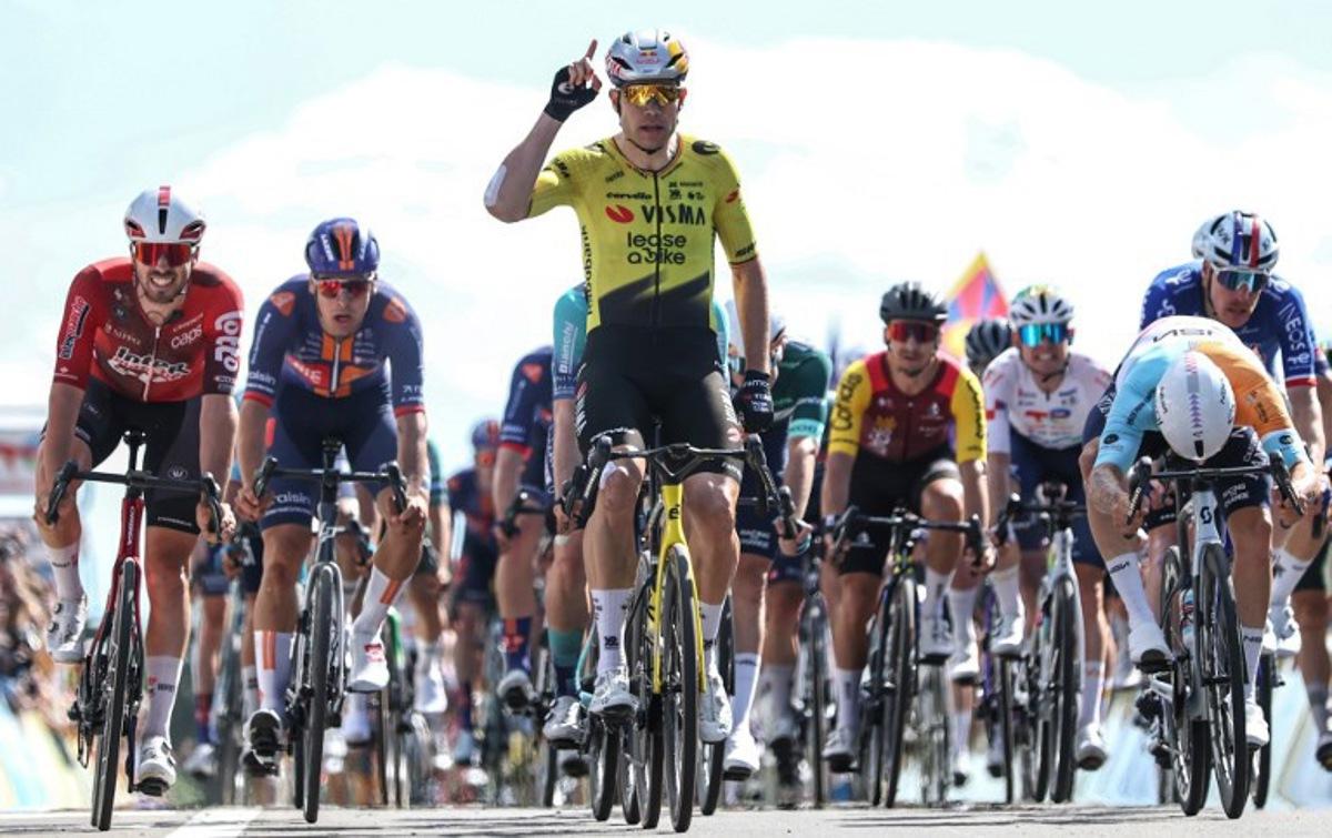 Team Visma | Lease a Bike's Belgian rider Wout Van Aert celebrates crossing the finish line to win the 5th stage of the Tour Auvergne-Rhone-Alpes cycling race (formerly known as the Criterium du Dauphine), 195,8km between Saint-Chamond and Villars-les-Dombes, central France, on June 11, 2026.  Anne-Christine POUJOULAT / AFP