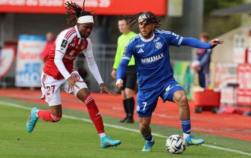Strasbourg's Belgian midfielder #07 Diego Moreira (R) controls the ball in front of Brest's Malian defender #27 Daouda Guindo (L) during the French L1 football match between Stade Brestois 29 (Brest) and RC Strasbourg Alsace (RCSA) at the Francis-Le-Ble Stadium in Brest on May 13, 2026.  Fred TANNEAU / AFP