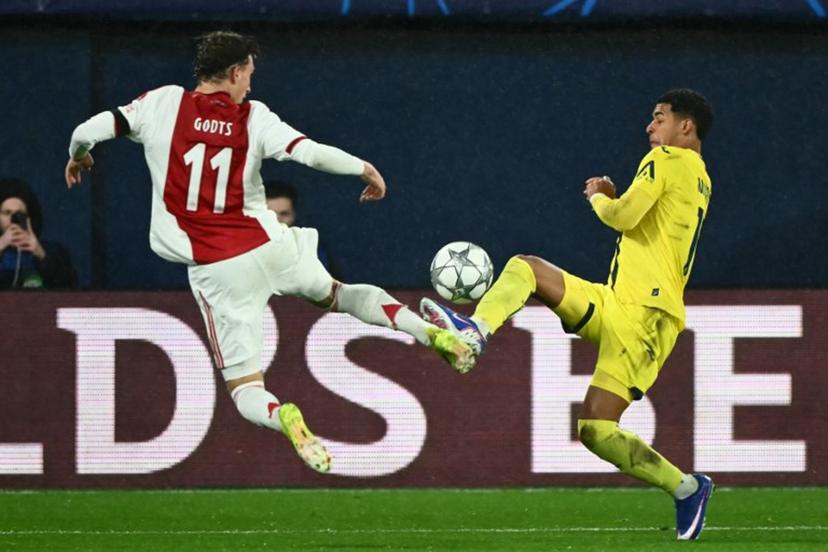 Ajax's Belgian forward #11 Mika Godts and Villarreal's Uruguayan defender #15 Santiago Mourino fight for the ball during the UEFA Champions League league phase day 7 football match between Villarreal CF and Ajax at La Ceramica Stadium in Vila-real on January 20, 2026.  JOSE JORDAN / AFP