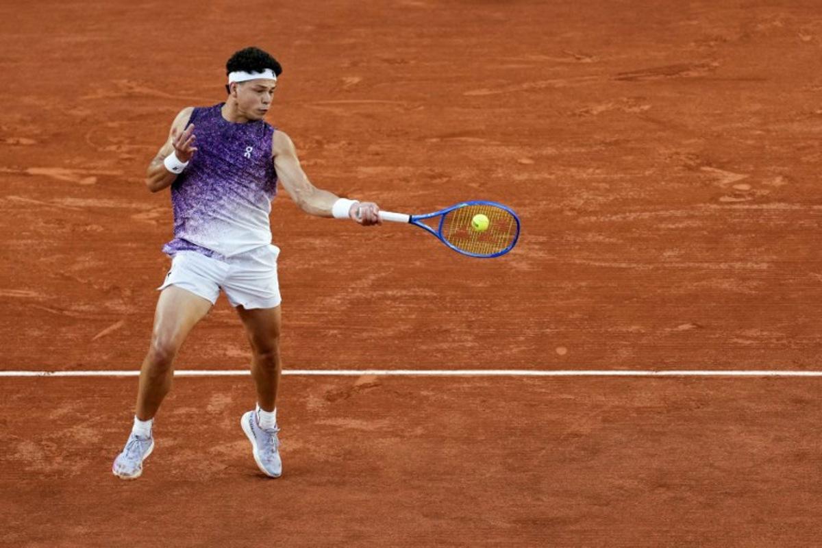 US Ben Shelton plays a forehand return to Belgium's Raphael Collignon during their men's singles match on day 5 of the French Open tennis tournament on Court Suzanne-Lenglen at the Roland-Garros Complex in Paris on May 28, 2026.  Dimitar DILKOFF / AFP