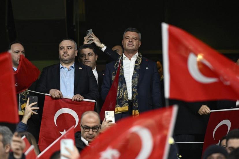 Turkish-American businessman and president of Fenerbahce, Sadettin Saran (C) watches the Europa League 1st round day 7 football match between Fenerbahce and Aston Villa at Sukru Saracoglu Stadium in Istanbul on January 22, 2026.  Yasin AKGUL / AFP