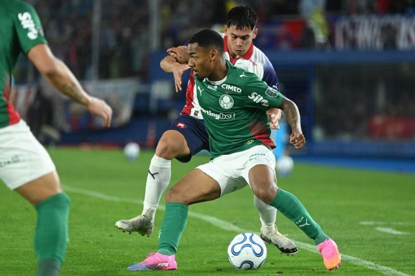 Palmeiras' forward #40 Allan (L) and Cerro Porteno's defender #35 Marcelo Chaparro fight for the ball during the second leg of the Copa Libertadores round of 16 football match between Paraguay's Cerro Porteno and Brazil's Palmeiras at La Nueva Olla stadium in Asuncion, on August 19, 2026.  DANIEL DUARTE / AFP