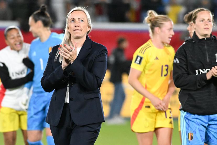 Belgium's head coach Elisabet Gunnarsdottir greets the public after a soccer game between Belgium's national women's team the Red Flames and Luxembourg, on Friday 05 June 2026 in Leuven, in the fifth of six games of the qualifiers for the 2027 FIFA Women's World Cup. BELGA PHOTO JILL DELSAUX