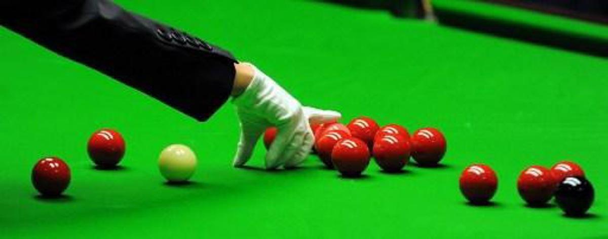 Female referee Michaela Tabb respots the pink ball during the World Championship Snooker final between Scotland's John Higgins and Britains Shaun Murphy at the Crucible Theatre in Sheffield, England, on May 3, 2009, Michaela is the first woman to referee a World snooker championship final. AFP PHOTO/ANDREW YATES.