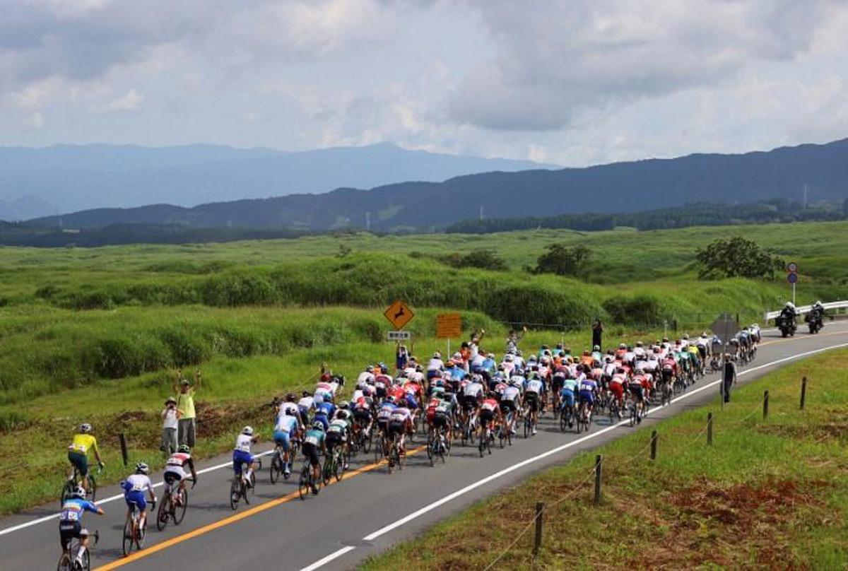 A general view shows the peloton riding during the men's cycling road race of the Tokyo 2020 Olympic Games finishing at the Fuji International Speedway in Oyama, Japan, on July 24, 2021.   Tim de Waele / POOL / AFP