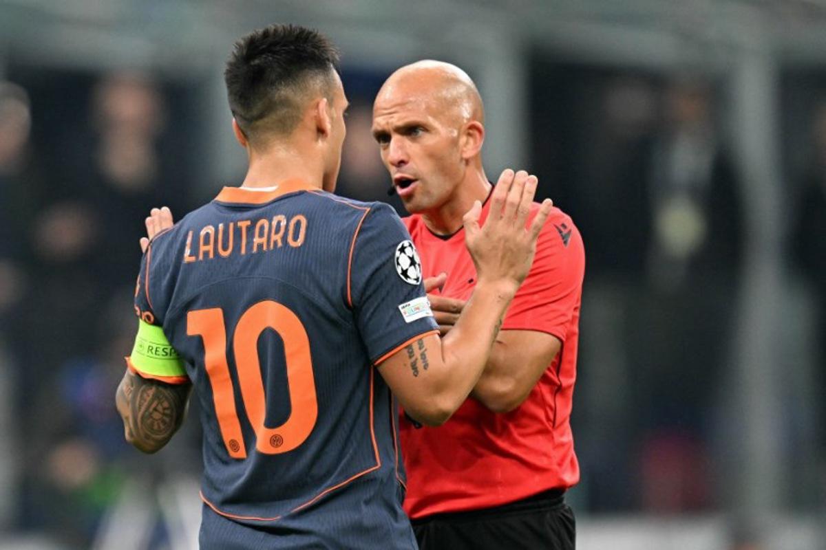 Inter Milan's Argentinian forward #10 Lautaro Martinez speaks with referee Luis Godinho during the UEFA Champions League phase day 4 football match between Inter Milan and Kairat Almaty at San Siro stadium in Milan, on November 5, 2025.   Stefano RELLANDINI / AFP