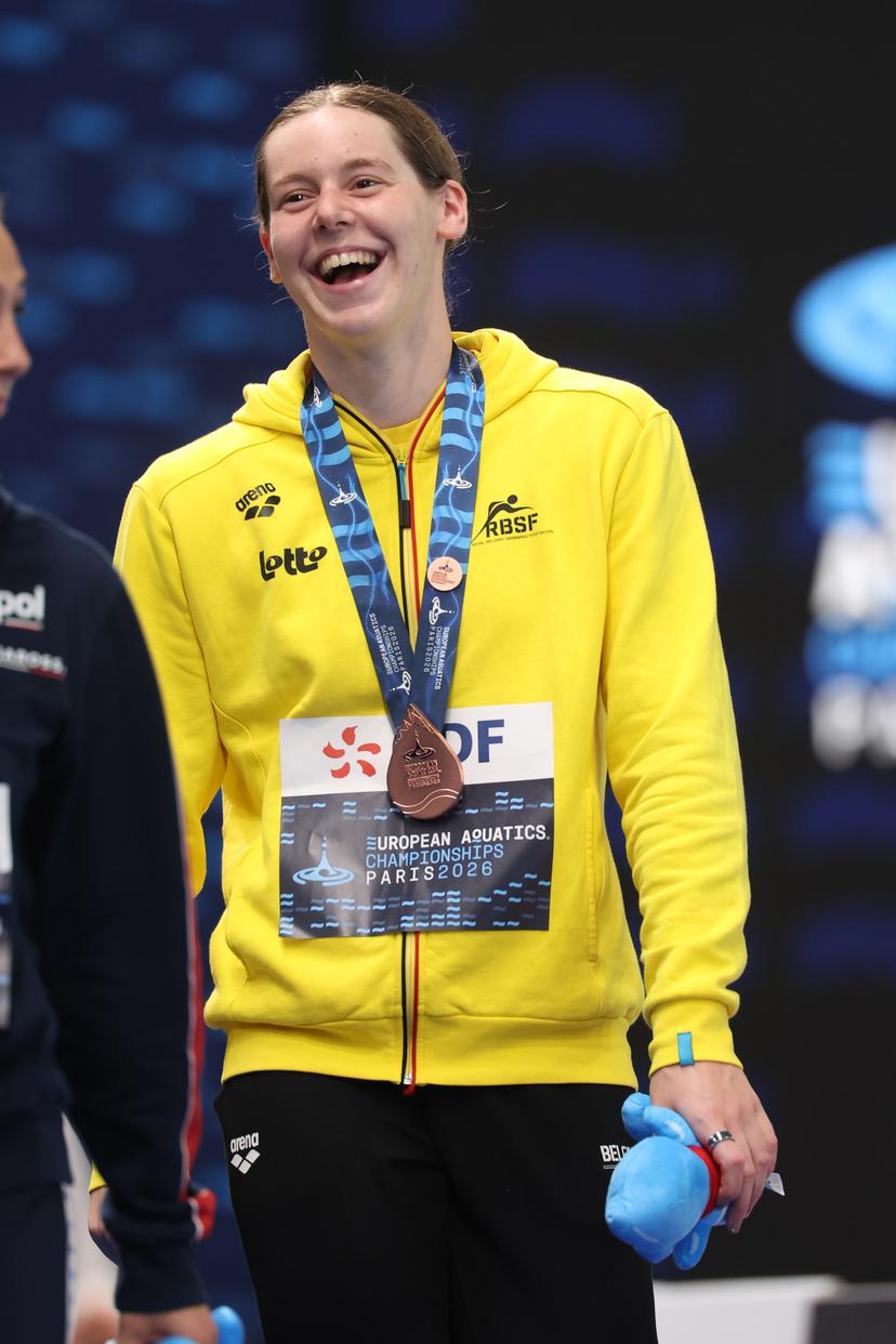 Belgian athlete Roos Vanotterdijk celebrates with her bronze medal after the podium of the Women's 200m medley race at the European Aquatics Championships in Paris, France on Saturday 15 August 2026. BELGA PHOTO VIRGINIE LEFOUR