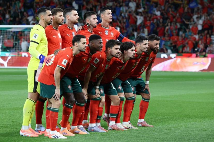 Portugal players pose for a team photo before the 2026 World Cup qualifier Europe zone group F football match between Portugal and Ireland at Jose Alvalade stadium in Lisbon on October 11, 2025.  PATRICIA DE MELO MOREIRA / AFP
