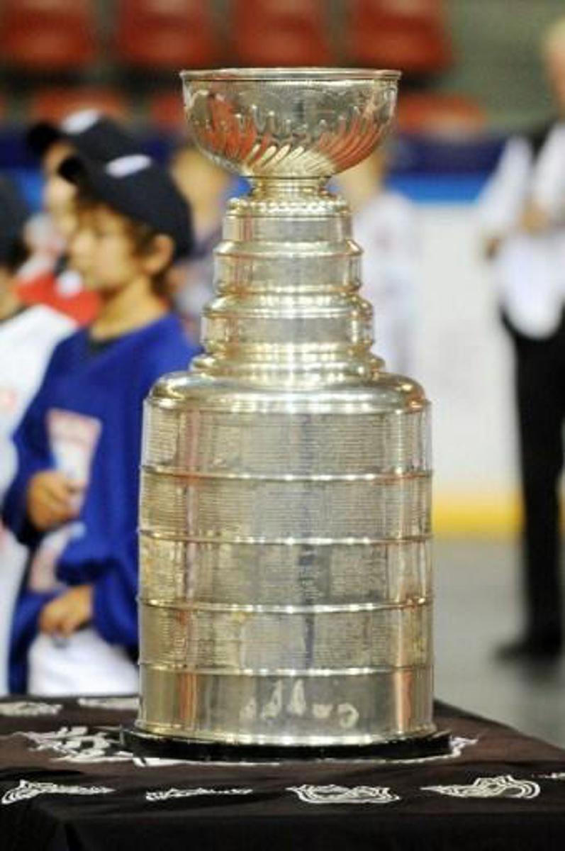 The Stanley cup, the oldest trophy awarded for ice hockey in North America, is put on display on August 8, 2010 at the ice rink Pole Sud in Grenoble. Chicago Blackhawks French goalkeeper and French national ice hockey team member, Cristobal Huet presents the Stanley cup for the first time in France. AFP PHOTO / JEAN PIERRE CLATOT