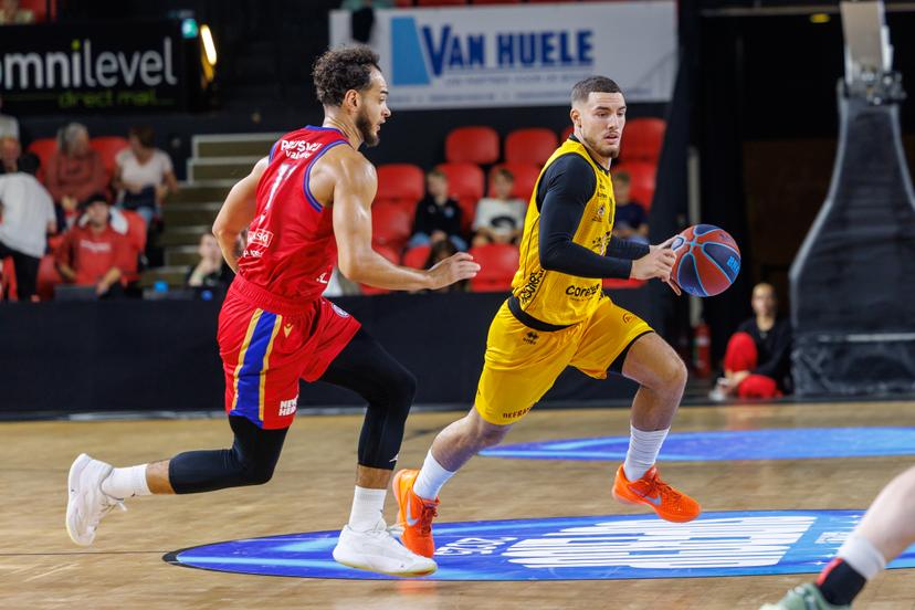 Den Bosch' Troy Koehler and Oostende's Noam Yaacov fight for the ball during a basketball match between Belgian BC Oostende and Dutch Heroes Den Bosch, Saturday 20 September 2025 in Oostende, the supercup of the 'BNXT League' Belgian/Dutch first division basket championship between the champion of Belgium and the Netherlands. BELGA PHOTO KURT DESPLENTER