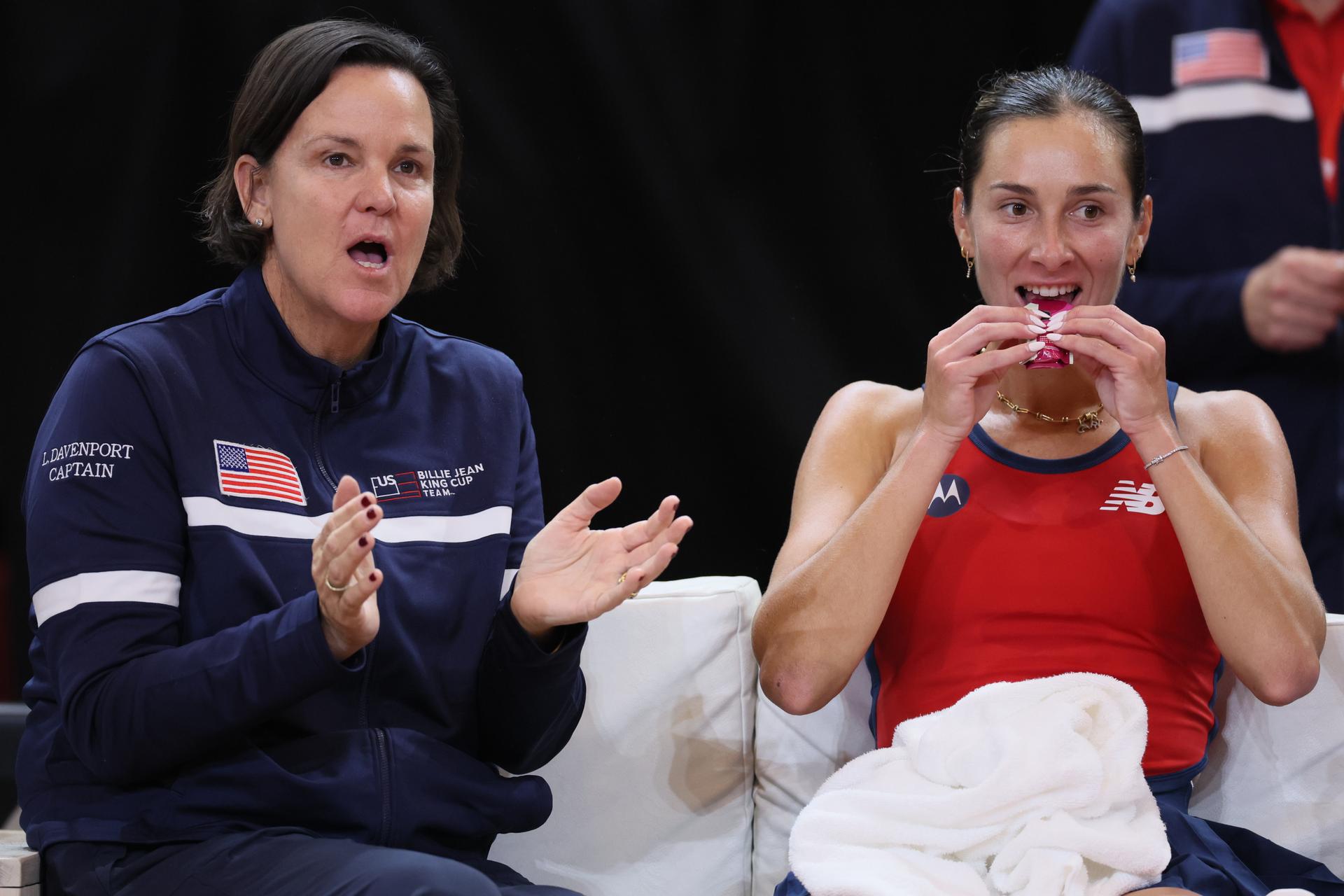 American team captain Lindsay Davenport and American McCartney Kessler pictured during the second game between Belgian Mertens (WTA 20) and US' Kessler (WTA 48) on the first day of tennis matches between Belgium and USA, in the qualifiers of the Billie Jean King Cup tennis, in Oostende, Belgium, on Friday 10 April 2026. The meeting takes place on 10 and 11th April. PHOTO BENOIT DOPPAGNE