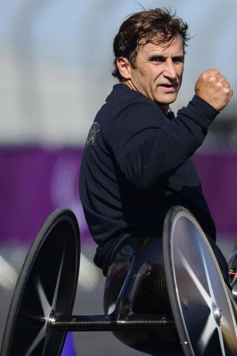 Italy's Alessandro Zanardi celebrates after winning the gold medal in the men's individual H4 time trial cycling final during the London 2012 Paralympic Games at Brands Hatch circuit, in Kent, southern England on September 5, 2012.  AFP PHOTO / LEON NEAL  LEON NEAL / AFP