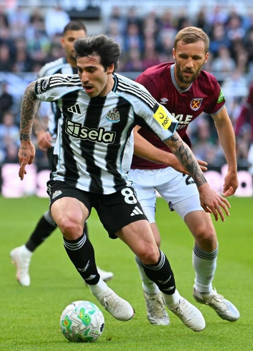 Newcastle United's Italian midfielder #08 Sandro Tonali (L) vies with West Ham United's Czech midfielder #28 Tomas Soucek (R) during the English Premier League football match between Newcastle United and West Ham United at St James' Park in Newcastle-upon-Tyne, north east England on May 17, 2026.  ANDY BUCHANAN / AFP