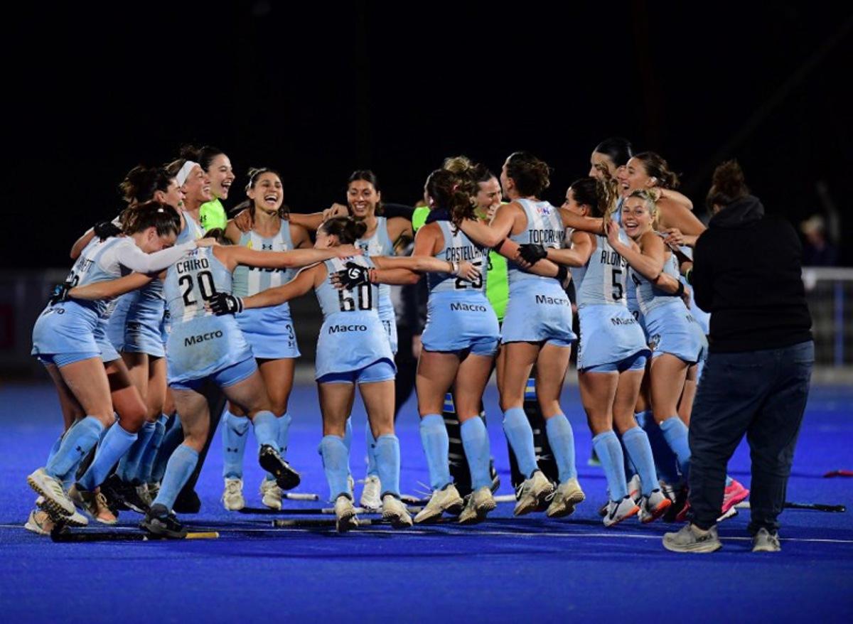 Argentina players celebrate after winning the Pan American Cup women's field hockey final between Argentina and the United States at Cancha Celeste in Montevideo on August 3, 2025.  Dante FERNANDEZ / AFP