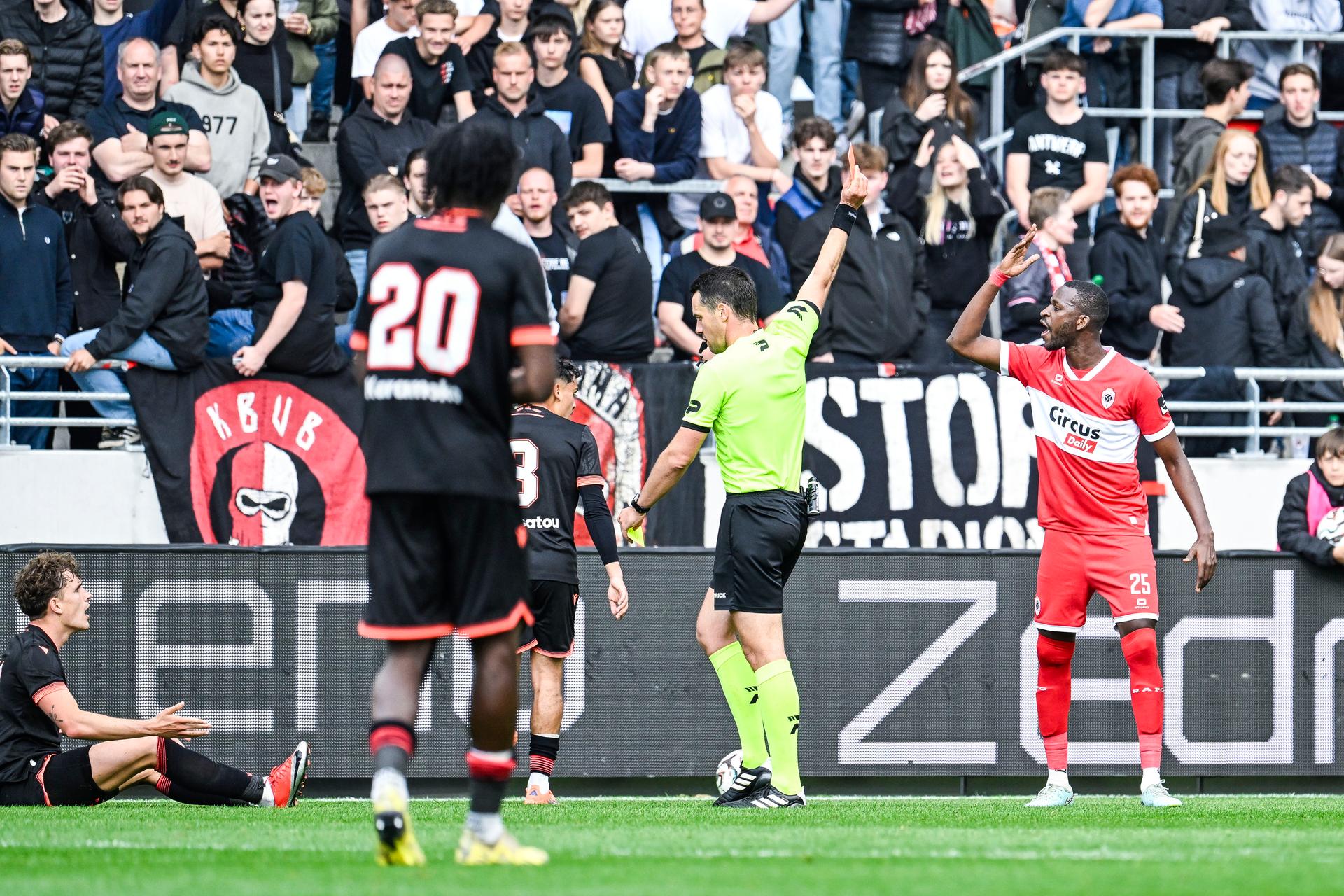 Antwerp's Kiki Kouyate receives a second yellow card from the referee during a soccer match between Royal Antwerp FC and Standard de Liege, Sunday 03 May 2026 in Antwerp, on the sixth day of the Europe Play-offs (PO3) of the 2025-2026 'Jupiler Pro League' first division of the Belgian championship. BELGA PHOTO TOM GOYVAERTS