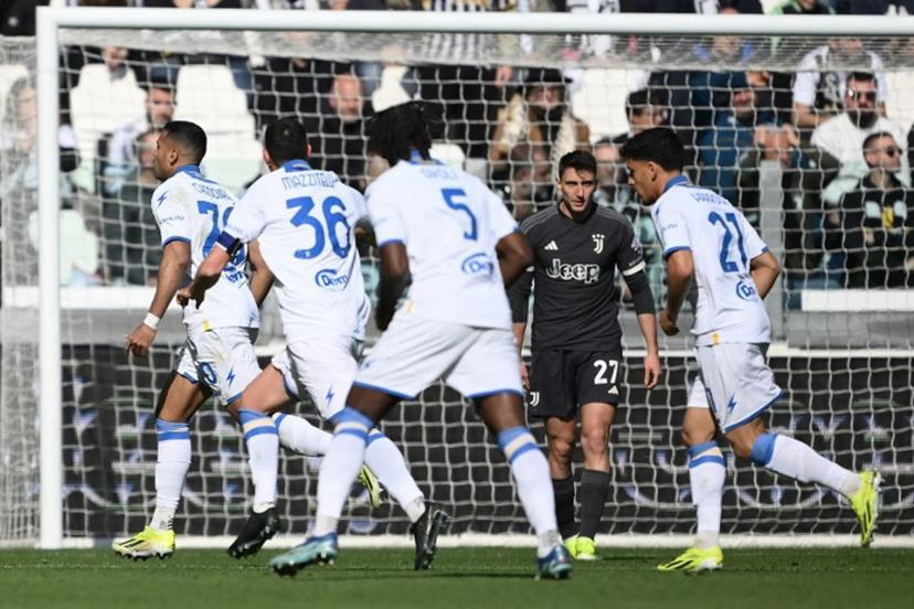 Frosinone's Moroccan forward Walid Cheddira (L) celebrates after scoring a goal during the Italian Serie A football match Juventus vs Frosinone on February 25, 2024 at the "Allianz Stadium" in Turin.  MARCO BERTORELLO / AFP