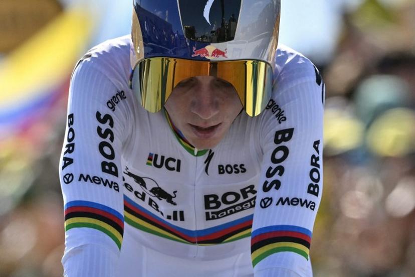 Red Bull - BORA - hansgrohe team's Belgian rider Remco Evenepoel cycles to the finish line of the 16th stage of the 113th edition of the Tour de France cycling race, 26 km between Évian-les-Bains and Thonon-les-Bains in the French Alps, on July 21, 2026.  Jeff PACHOUD / AFP
