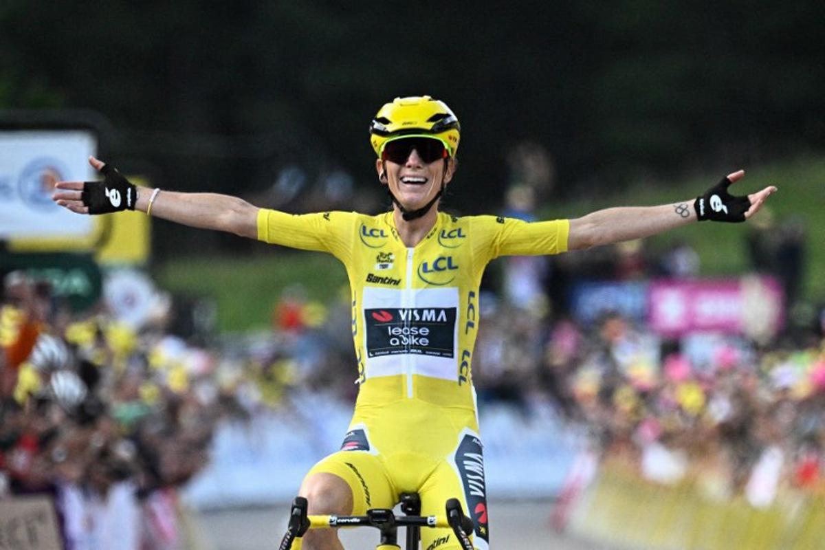 Overall leader's yellow jersey Team Visma | Lease a Bike's French rider Pauline Ferrand-Prevot celebrates as she crosses the finish line to win the 9th and final stage (out of 9) and the fourth edition of the Women's Tour de France cycling race, 124.1 km from Praz-sur-Arly to Chatel, in Chatel eastern France, on August 3, 2025.  JULIEN DE ROSA / AFP
