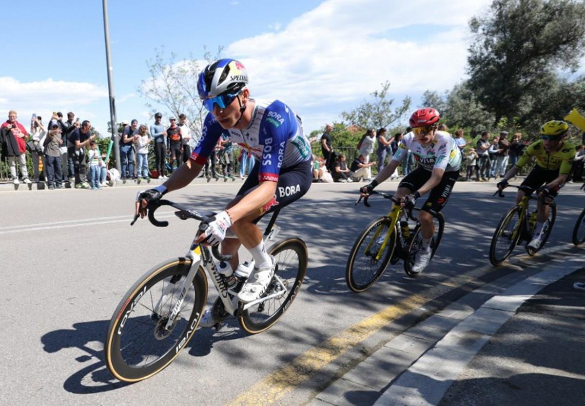 Team Bora's German rider Florian Lipowitz (L) competes with the overall ranking leader Team Visma-Lease a bike's Danish rider Jonas Vingegaard during the seventh and last stage of the 2026 'Volta a Catalunya' cycling tour of Catalonia, a 95,1 km race between Barcelona and Barcelona, on March 29, 2026.  Josep LAGO / AFP