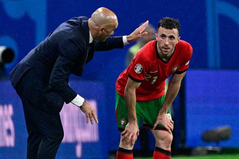 Portugal's head coach Roberto Martinez (L) speaks to Portugal's forward #21 Diogo Jota during the UEFA Euro 2024 Group F football match between Portugal and the Czech Republic at the Leipzig Stadium in Leipzig on June 18, 2024.  JOHN MACDOUGALL / AFP