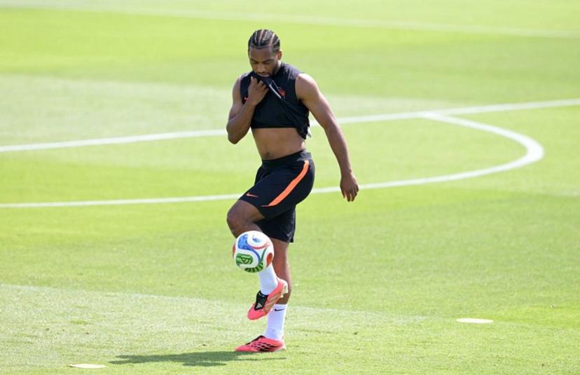 Netherlands' midfielder #26 Quinten Timber controls the ball during a training session at KC Current Training Facility in Kansas City on June 10, 2026, ahead of the 2026 World Cup football tournament.  JUAN MABROMATA / AFP