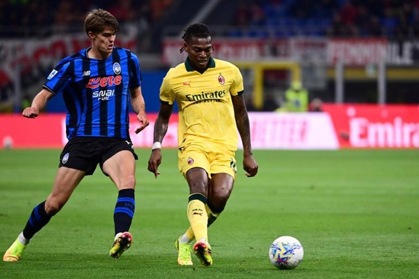 Atalanta's Belgian forward #17 Charles De Ketelaere (L) fights for the ball with AC Milan's Portuguese forward #10 Rafael Leao during the Italian Serie A football match between AC Milan and Atalanta Bergamo at San Siro Stadium in Milan on May 10, 2026.  Piero CRUCIATTI / AFP