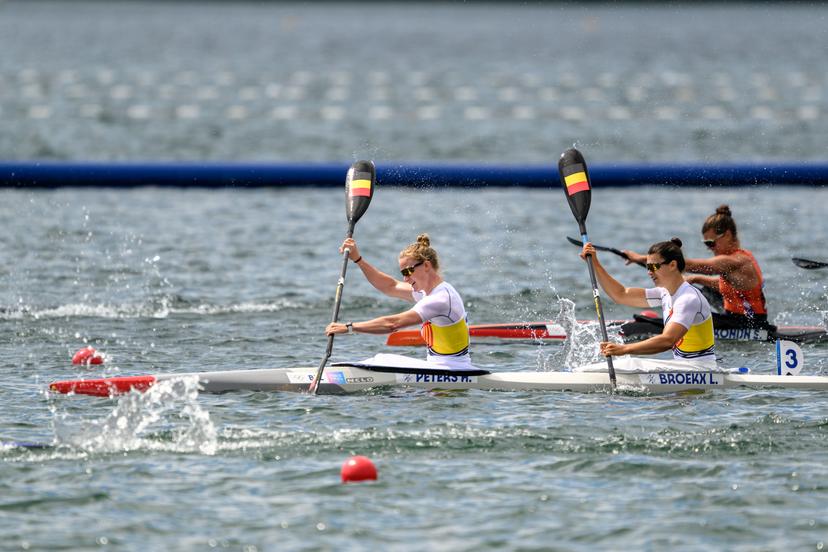 240809 Hermien Peters and Lize Broekx of Belgium compete in the women's kayak double 500m A-final during day 14 of the Paris 2024 Olympic Games on August 9, 2024 in Paris.  Photo: Johanna Säll / BILDBYRÅN / kod JL / JL0428 canoe olympic games olympics os ol olympiska spel olympiske leker paris 2024 paris-os paris-ol 14 bbeng kajak belgien grappa33 BENELUX ONLY