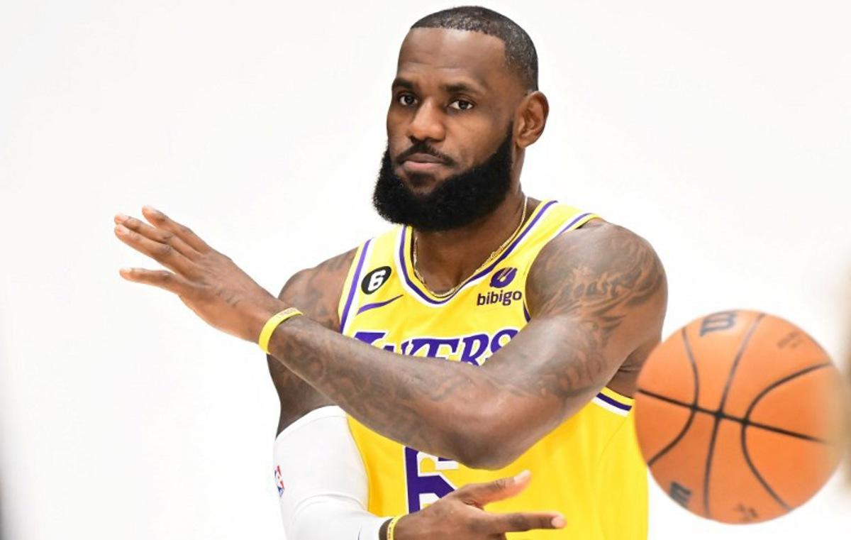 LeBron James poses with a ball at the Los Angeles Lakers media day on September 26, 2022 in El Segundo, California.  Frederic J. BROWN / AFP