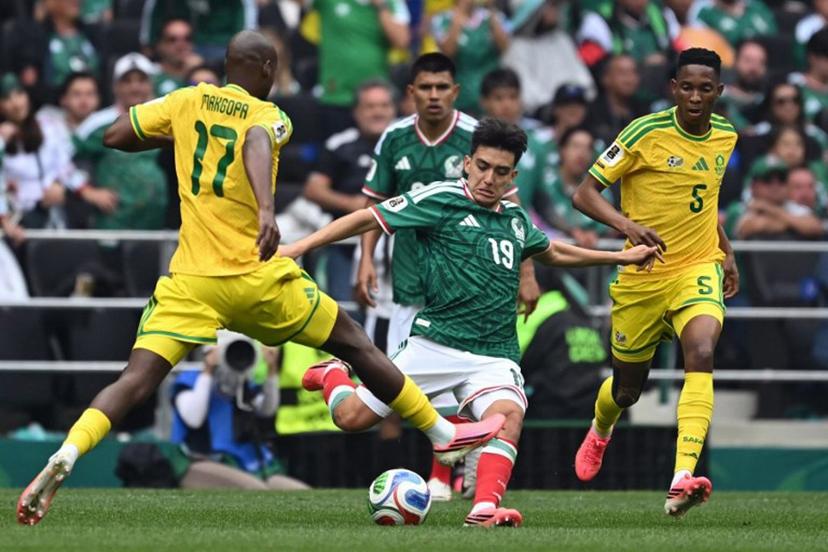 South Africa's forward #17 Evidence Makgopa, Mexico's midfielder #19 Gilberto Mora and South Africa's midfielder #05 Thalente Mbatha fight for the ball during the 2026 World Cup Group A football match between Mexico and South Africa at the Mexico City Stadium in Mexico City on June 11, 2026.  Yuri CORTEZ / AFP