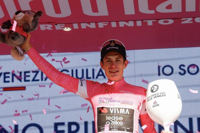 Team Visma Lease a Bike Danish rider Jonas Vingegaard celebrates on the podium with the overall leader's pink jersey after the 19th stage of the Giro d'Italia 2026 - Tour of Italy cycling race between Feltre and Alleghe, Italy, on May 29, 2026.  Luca Bettini / AFP
