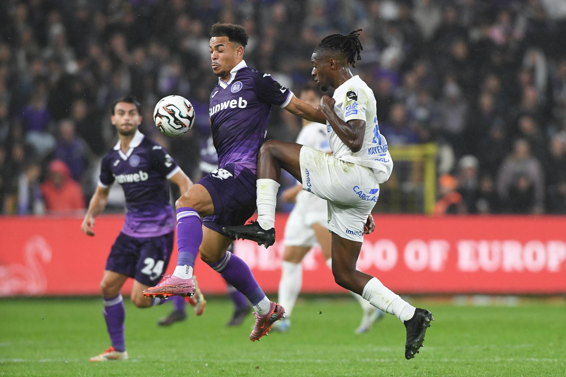 Anderlecht's Mario Stroeykens and Genk's Joris Kayembe pictured in action during a soccer match between RSC Anderlecht and KRC Genk, Sunday 14 September 2025 in Anderlecht, on day 7 of the 2025-2026 'Jupiler Pro League' first division of the Belgian championship. BELGA PHOTO JILL DELSAUX