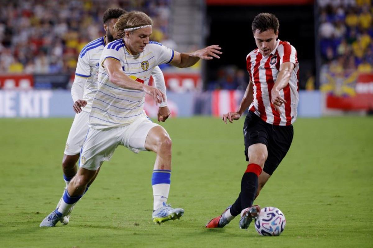 Sunderland's Ukrainian forward #57 Timur Tutierov (R) and Leeds United's Belgian defender #23 Sebastiaan Bornauw (L) fight for the ball during the friendly football match between Sunderland and Leeds United at Sports Illustrated Stadium in Harrison, New Jersey, on July 30, 2026.  Leonardo MUNOZ / AFP