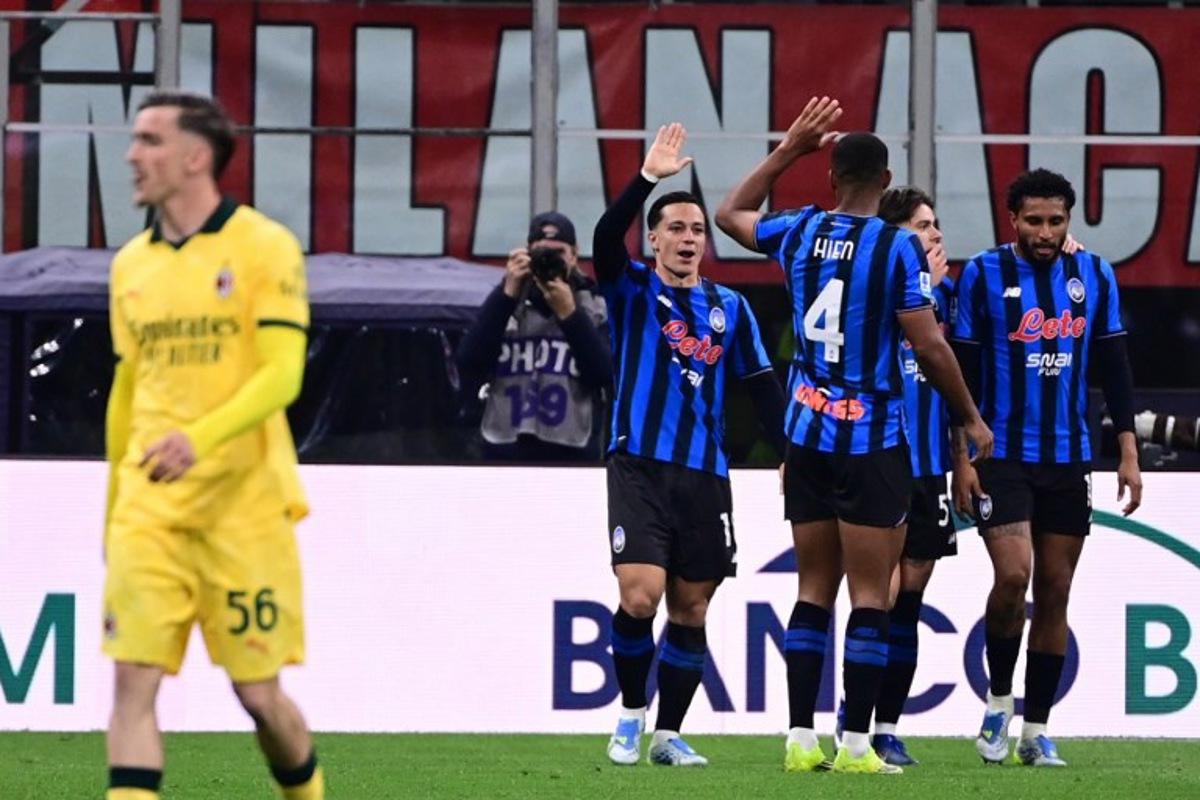 Atalanta's Italian forward #18 Giacomo Raspadori (C) celebrates after scoring his team's third goal during the Italian Serie A football match between AC Milan and Atalanta Bergamo at San Siro Stadium in Milan on May 10, 2026.  Piero CRUCIATTI / AFP