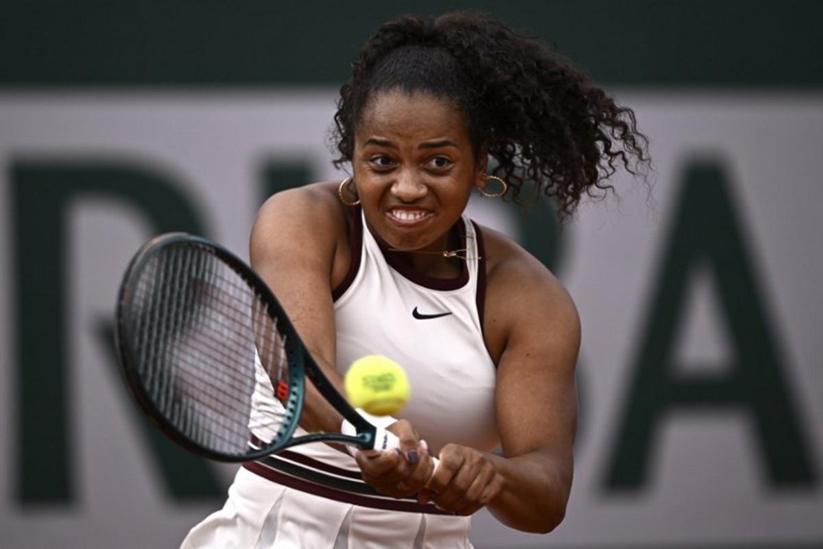 US Robin Montgomery plays a backhand return to France's Diane Parry during their women's singles match on day 2 of the French Open tennis tournament at the Roland-Garros Complex in Paris on May 26, 2025.  JULIEN DE ROSA / AFP