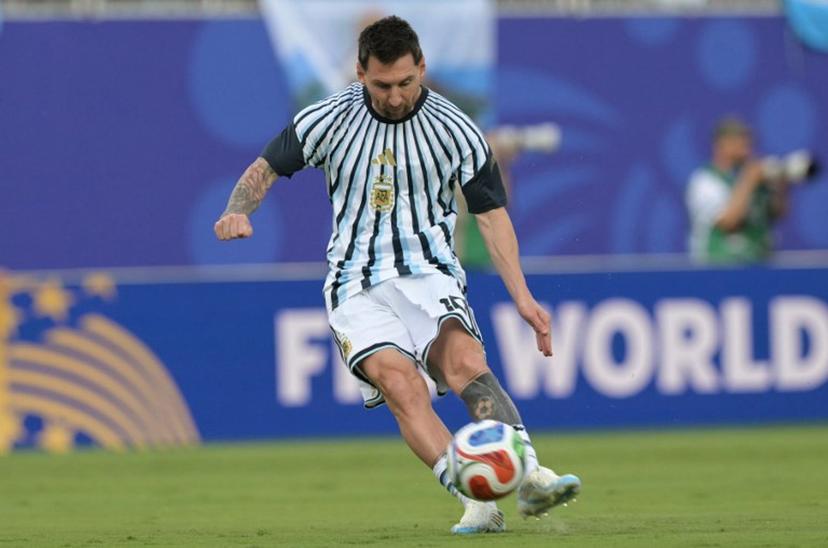 Argentina's forward #10 Lionel Messi kicks the ball during the warm-up ahead of the 2026 World Cup Group J football match between Argentina and Algeria at the Kansas City Stadium in Kansas City on June 16, 2026.   JUAN MABROMATA / AFP